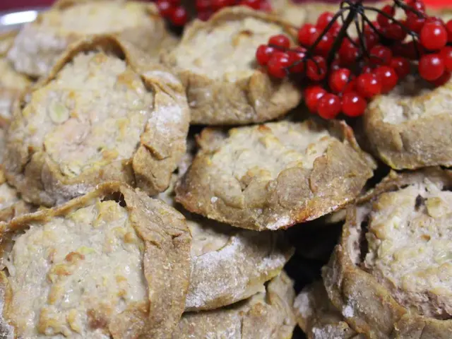 Benefits and Natural Alternatives of Glycerin for Curly Hair: An Examination