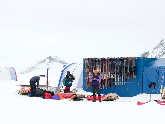"Mountain defending climate school", referred to as "Fragile Ice"