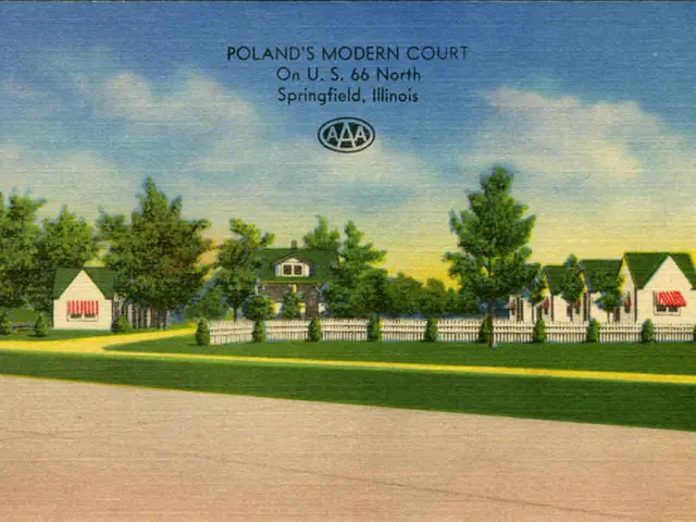 The image shows a postcard of Poland's modern court on U.S. 66 North in Springfield, Illinois. It...